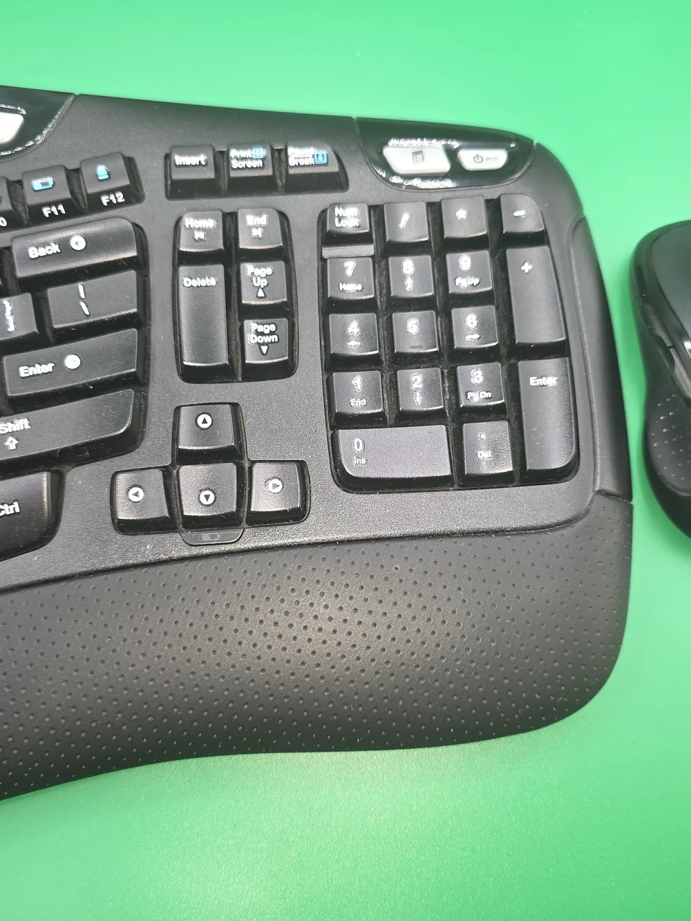 Logitech K350 Ergonomic Wireless Wave Keyboard & M510 Mouse Combo!